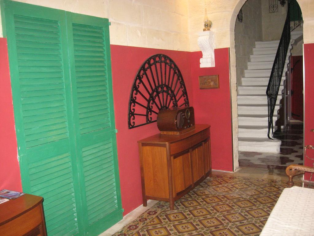 The 1930's Maltese 招待所 *